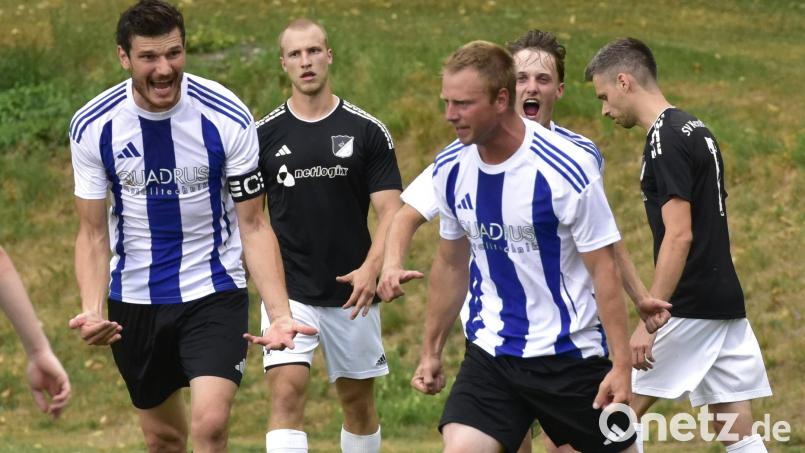 Der 1. FC Schmidgaden (gestreifte Trikots) empfängt am Sonntag die DJK Dürnsricht-Wolfring zum Derby. Bild: Hans Mark