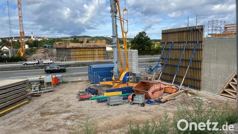 Das Widerlager östlich der A 93 (rechts) ist bereits betoniert und wird ausgeschalt. Das auf der gegenüberliegenden Seite soll kommende Woche betoniert werden. Bild: ihl