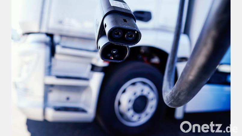 Die weltweiten Verkäufe von E-Lkw und -Bussen sind 2025 um 86 Prozent gestiegen. (Symbolbild) Bild: Uwe Anspach/dpa