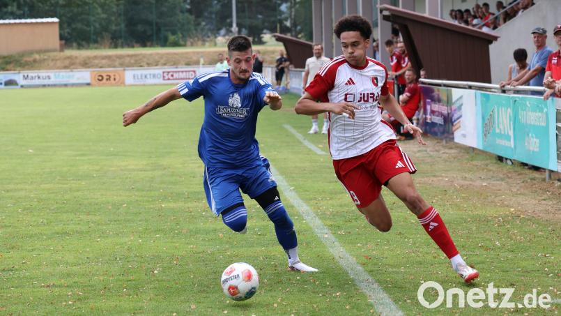 Der Trabitzer Joel Albers (rechts) liefert sich ein Laufduell mit René Gall vom TSV Eslarn: Nach dem Last-Minute-Sieg (3:2) beim TSV Eslarn will die SpVgg Trabitz im nächsten Schlagerspiel gegen den TSV Erbendorf nachlegen. Bild: Dieter Jäschke
