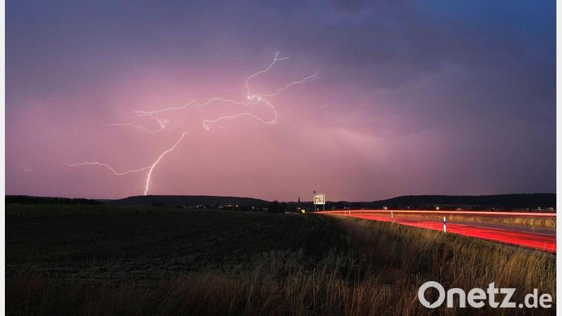 Feiernde mussten den Außenbereich verlassen. (Symbobild) Bild: Alexander Wolf/onw-images/dpa