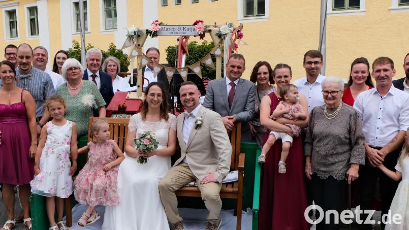 Ungewöhnliches Hochzeitsgefährt: Katja Lindner und Marco Schönberger kamen mit dem Traktor zu ihrer standesamtlichen Trauung im Alten Pflegschloss. Bild: Fred Lehner