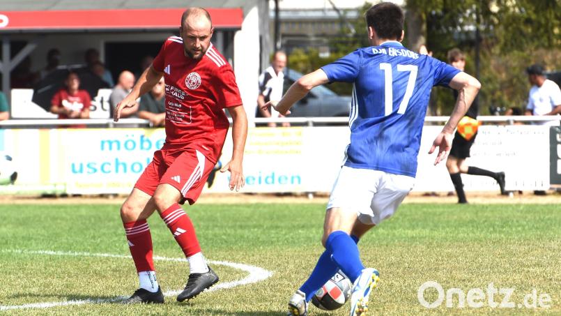 Am vergangenen Sonntag war der VfB Rothenstadt (links Manuel Funk) beim 0:3 gegen die DJK Ensdorf noch im Einsatz. Eine Woche später muss man die Partie beim TuS Rosenberg wegen Spielermangel absagen. Bild: Büttner