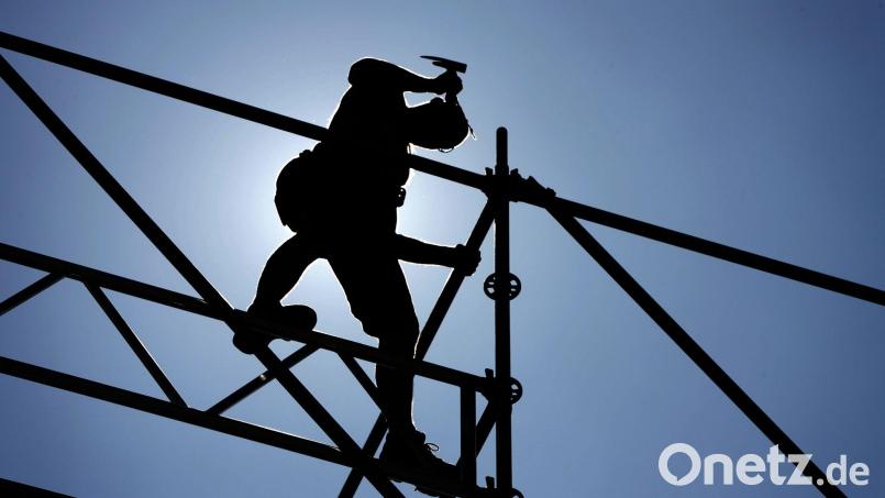 Der Mann fiel vom Gerüst auf den Betonboden. (Symbolbild) Bild: David-Wolfgang Ebener/dpa/dpa-tmn