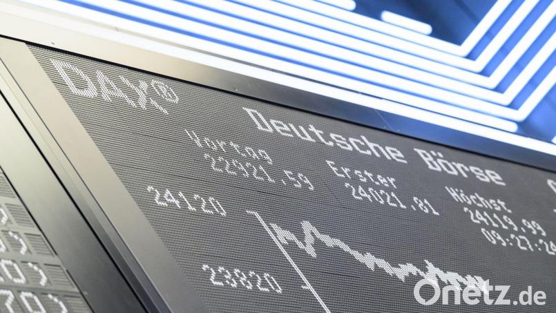 Viele Menschen legen Geld an der Börse an, besonders beliebt: börsengehandelte Indexfonds, sogenannte ETFs. Symbolbild: Hannes P Albert/dpa