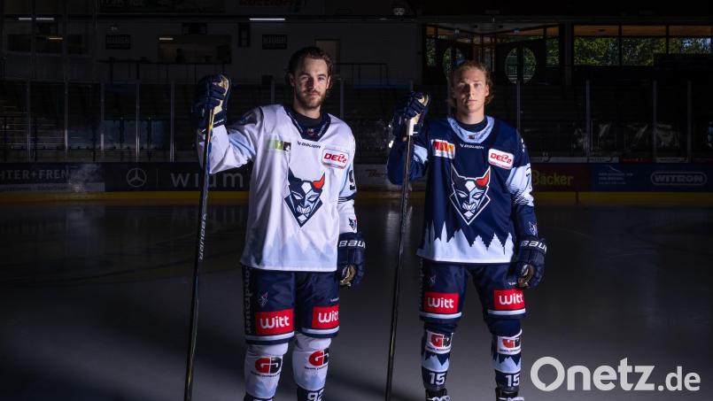 Der neue Trikotsatz der Blue Devils Weiden für die kommende DEL2-Saison – auffällig: es fehlt der Hauptsponsor auf der Brust. Bild: Tobias Neubert