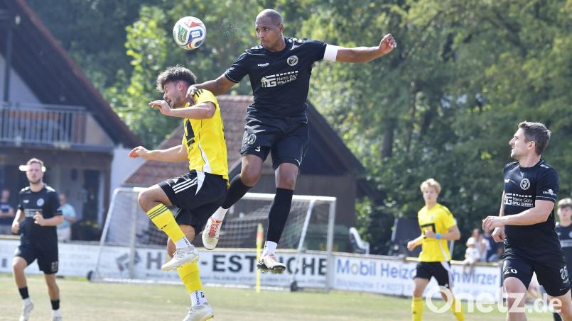 In der Luft noch immer schwer zu schlagen: Julian Ceesay (schwarzes Trikot) von den Sportfreunden Ursulapoppenricht. Am Freitagabend geht es für "Upo" gegen den Tabellenführer SV Etzenricht. Archivbild: Hubert Ziegler
