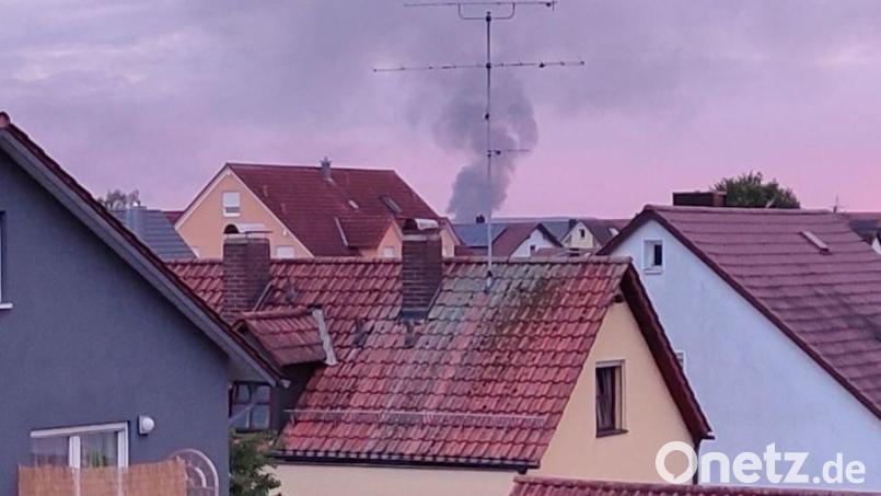 In Regensburg sollen wegen Rauchentwicklung und Brandgasen derzeit Fenster und Türen geschlossen bleiben. Bild: Lukas Hinterberger