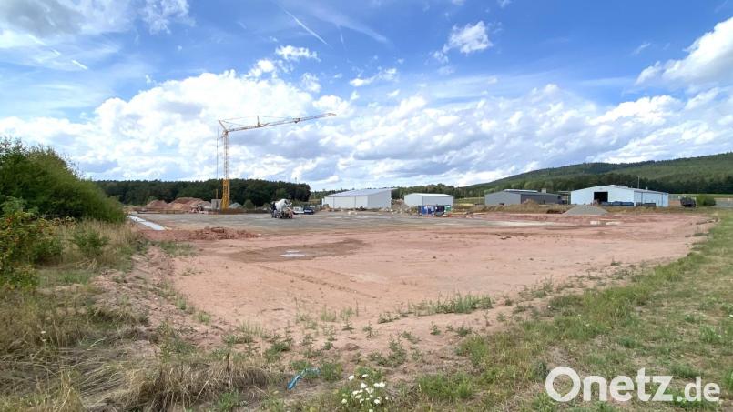 Im Industriegebiet Trisching, direkt an der Autobahn A6 gelegen, entsteht auf einer Fläche von 25 000 Quadratmetern die neue 10 000 Quadratmeter große Lager und Fertigungshalle. Bild: Claudia Völkl