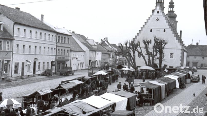 Der Hirschauer Weihnachtsmarkt im Jahr 1948: In der Häuserzeile im Hintergrund befindet sich der damalige Geschäftssitz von Conrad. Bild: Richard Schertl / Archiv Sepp Strobl