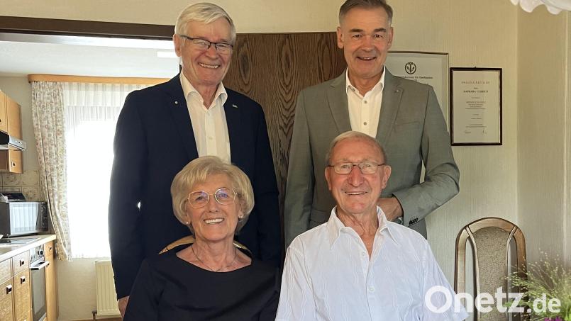 Zweiter Bürgermeister Horst Geißel und Landrat Peter Berek gratulieren dem Ehepaar Ulbrich. Bild: Luca Groß