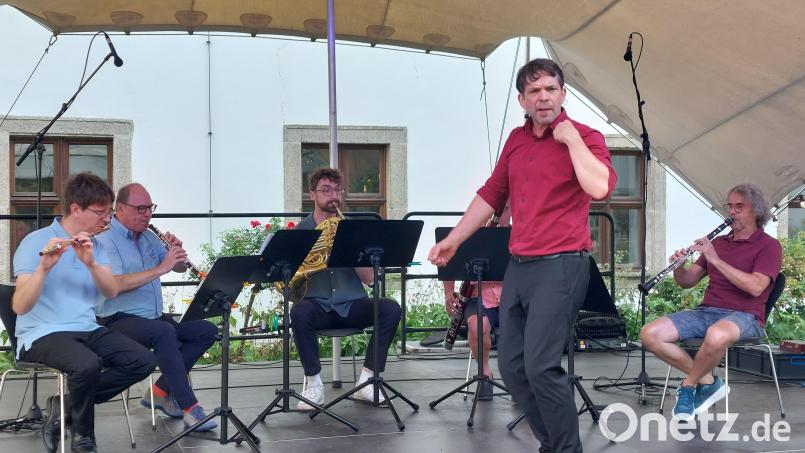 Juri Tetzlaff moderiert die Geschichte von Peter und dem Wolf im Innenhof des Waldsassener Kastens in Weiden. Bild: Helmut Kunz