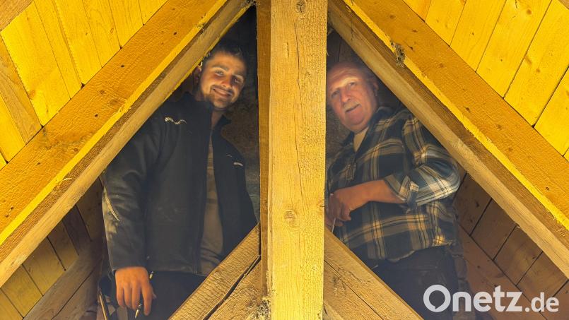 Lukas Völkl (links) und Martin Bodensteiner beraten über die Technik des Glockenläutens am Glockenturm. Bild: fvo