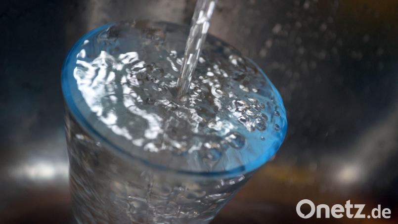 In Bad Staffelstein wurden Bakterien im Trinkwasser gefunden. (Symbolbild) Bild: Karl-Josef Hildenbrand/dpa