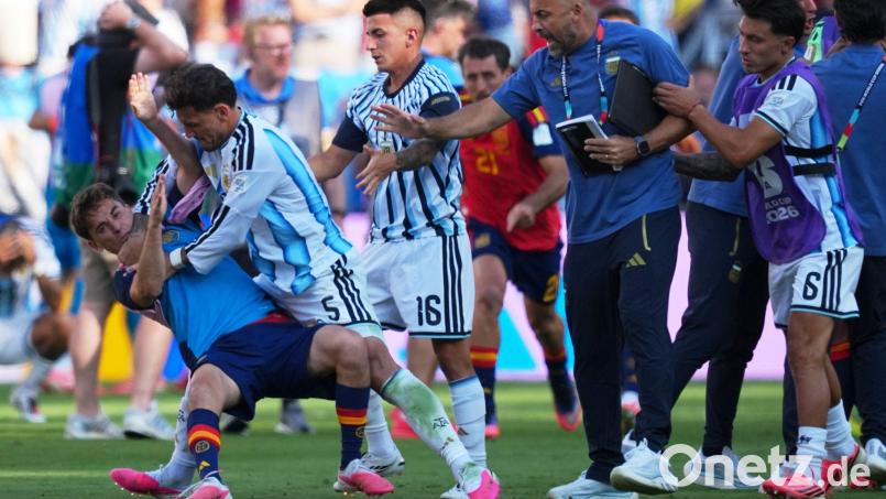 Gavi (l) und Leandro Paredes (2.v.l.) gerieten nach dem WM-Finale aneinander. (Archivbild) Bild: Julio Cortez/AP/dpa