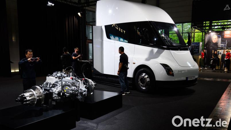 Tesla stellte den Elektro-Sattelschlepper bereits 2017 vor. (Archivbild) Bild: Julian Stratenschulte/dpa