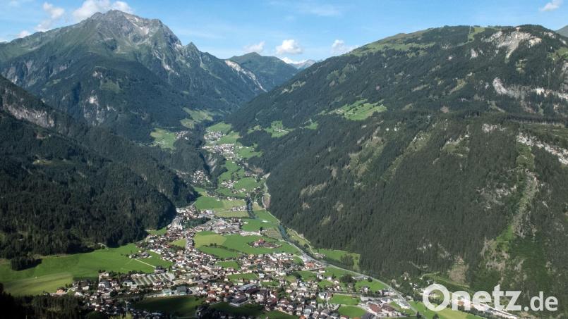 Einsatz im Zillertal: Mitten in der Nacht ist ein Camper bei einem Sturz in die Tiefe schwer verletzt worden. (Symbolbild) Bild: Frank Kleefeldt/dpa