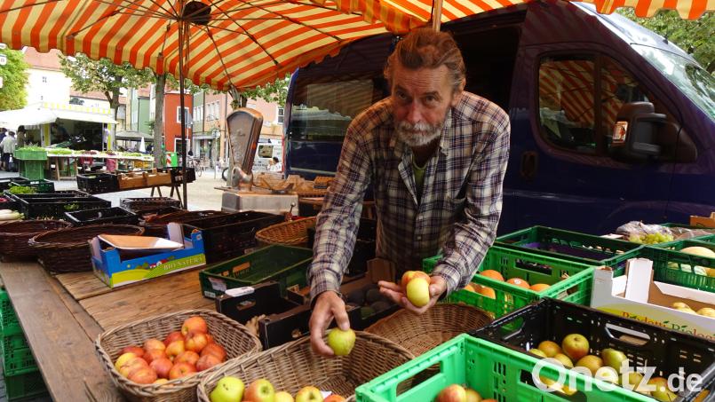 Joseph König widerspricht Gerüchten, dass er seinen Stand auf dem Weidener Wochenmarkt aufgeben würde. "Ich bleibe noch ein paar Jahre." Bild: ui