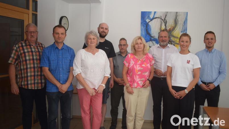 Die Verbandsversammlung des Zweckverbandes zur Wasserversorgung der Brudersdorfer Gruppe hat sich neu konstituiert. Als Vorsitzender steht weiterhin Bürgermeister Frank Zeitler (Dritter von rechts) an der Spitze. Als Stellvertreter steht ihm Bürgermeister Martin Bauer (rechts) zur Seite. Weitere Verbandsräte sind (von links): Martin Schweizer, Johann Kleber, Ernestine Gietl, Thomas Fronhofer, Florian Burth, Elisabeth Kraus und Marina Zinkl. Bild: Richard Braun