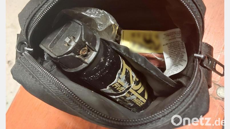 Beamte der Bundespolizeiinspektion Waidhaus haben am Donnerstag bei Grenzkontrollen auf der A 6 zwei verbotene Reizstoffsprühgeräte in einem Transporter aufgefunden. Bild: Bundespolizei