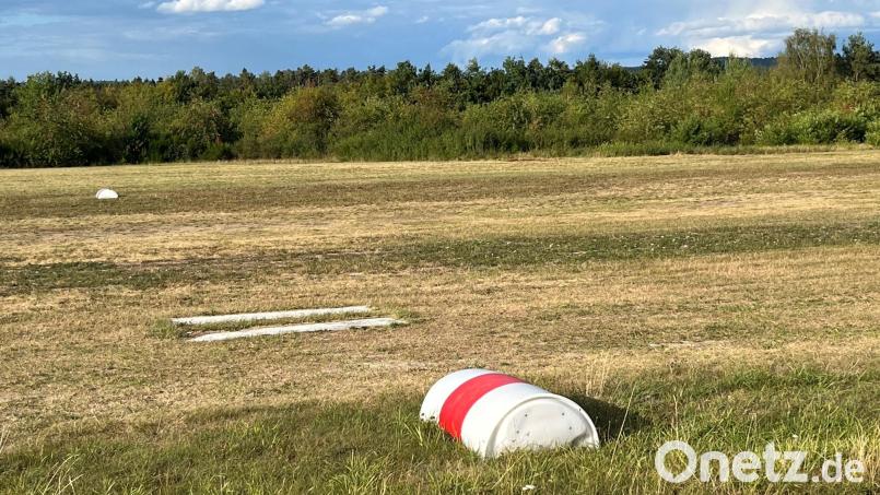 Nördlich der Start und Landebahn (im Vordergrund) des Flugplatzes Charlottenhof soll ein Sonderlandeplatz für Hubschrauber mit Hangar und Tankstelle entstehen. Dafür muss auch Wald gerodet werden. Investor ist eine Privatfirma. Bild: ihl