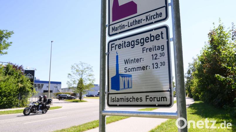 Die letzten drei Hinweisschilder für das Freitagsgebet in Penzberg sind beschmiert worden. (Archivbild) Bild: Lukas Barth-Tuttas/dpa