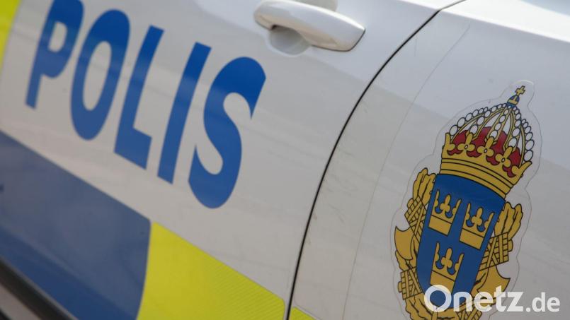 An einer schwedischen Schule wurden mehrere Menschen mit einem Schwert verletzt. Die Polizei ist vor Ort. (Symbolbild) Bild: Steffen Trumpf/dpa