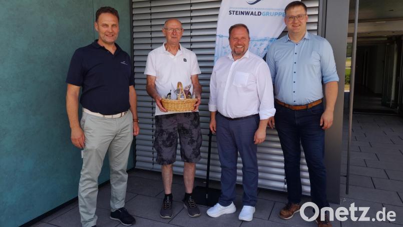 Der Zweckverband zur Wasserversorgung der Steinwaldgruppe verabschiedet eines seiner "Urgesteine" (von links): Geschäftsleiter Matthias Götz, Ruheständler Felix Schreffl, Verbandsvorsitzender Hubert Schicker und kaufmännischer Leiter Johannes Schießl.Johannes Uhl Bild: Johannes Uhl