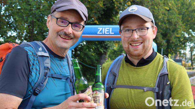 100 Kilometer in unter 24 Stunden. Diese beiden stolzen Teilnehmer (Archivbild) haben den Weg durch die Hölle geschafft. Ein Bierchen im Ziel als Belohnung weckt die Lebensgeister. Archivbild: Martin Franitza