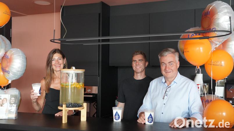 Energie kann man auch trinken. Beim der Premiere von "I AM Energy" servieren die Amberger Stadtwerke energiegeladene Erfrischungsdrinks. Im Bild (von links) Karoline Gajek-Scheuck, Leitung Marketing/Unternehmenskommunikation Stadtwerke Amberg, Stefan Mühleisen, Vorsitzender Stadtmarketing Amberg, und Thomas Eichenseher, Zweiter Vorsitzender Stadtmarketing Amberg. Bild: Ina Bogner