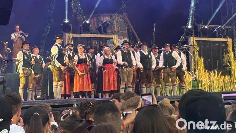 Die Jagdhornbläsergruppe St. Hubertus spielte auf dem Münchner Königsplatz unmittelbar vor dem Beginn der Hauptshow mit Tream ihren „Jagdruf“. Bild: Beate Grabinger/exb