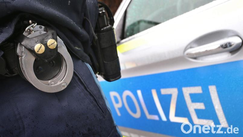 Die Polizei nimmt den Mann vorläufig fest. (Symbolbild) Bild: Karl-Josef Hildenbrand/dpa