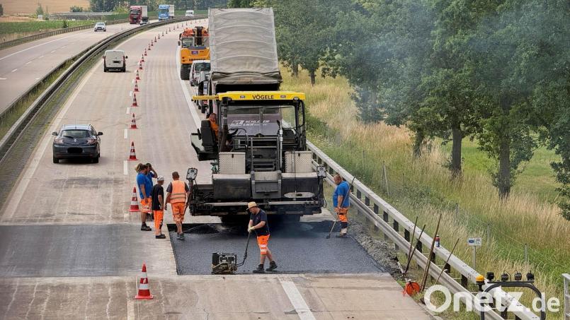 Arbeiter reparierten die durch die Hitze entstandenen Blow-ups auf der A93 zwischen Weiden und Luhe-Wildenau. Archivbild: Gabi Schönberger