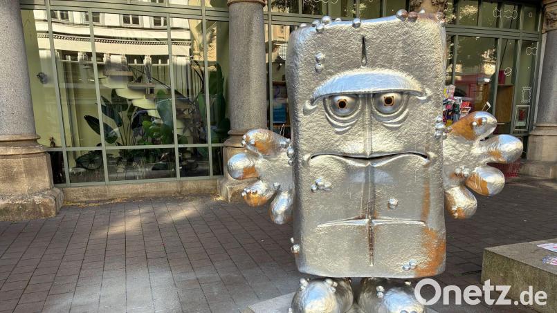 Unbekannte haben die Skulptur der Kika-Figur Bernd das Brot neben dem Erfurter Rathaus mit silberner Farbe besprüht. Bild: Marie Frech/dpa