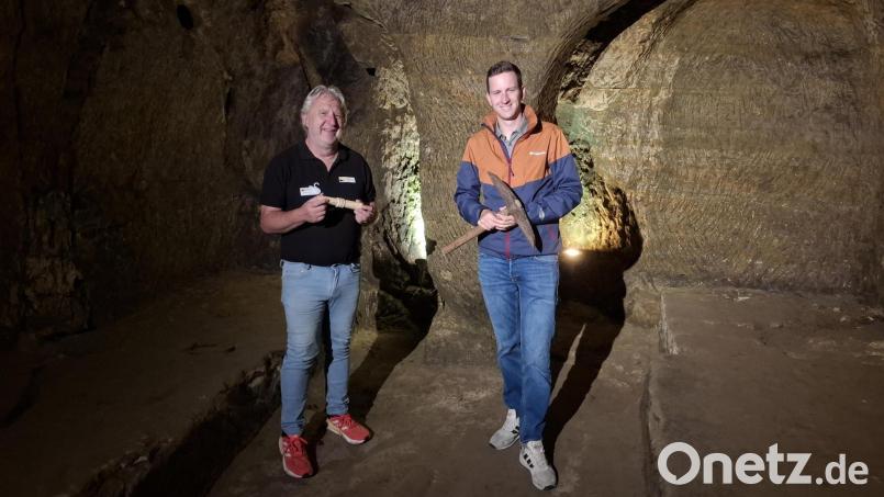 Gästeführer Andreas Allacher (links) hat eine lange Schulung durchlaufen, um kompetent durch die Felsenkeller führen zu können. Der Leiter des Tourismusbüros Schwandorf, Maximilian Lohse, zeigt, dass es bei der Führung für Kinder auch etwas, wie hier eine Spitzhacke, zum anfassen gibt. Bild: Eva Kreuzer