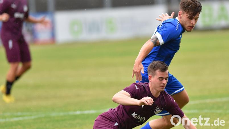 Martin Ruda (blaues Trikot) ist wieder fit und könnte in Hof wieder in der Weidener Startelf stehen. Bild: A. Schwarzmeier