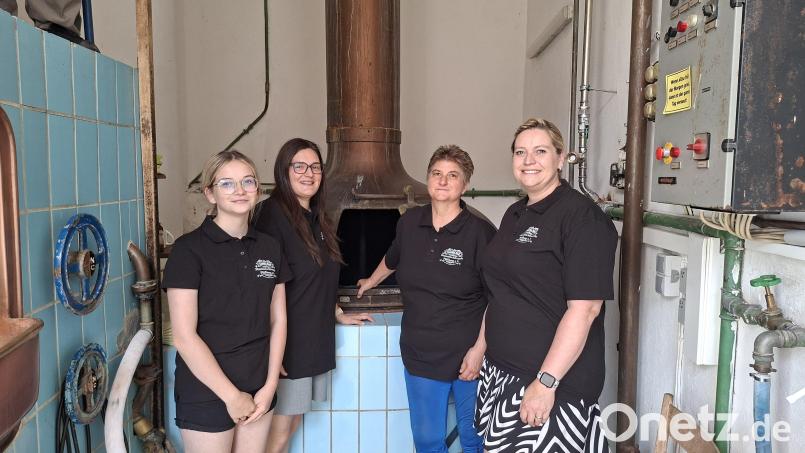 Der Verein Stammtischfreunde Plößberg mit Vorsitzender Carolin Rosner (Zweite von links) und Stellvertreterin Angela Riedl (Zweite von rechts) betreibt die Brauerei aktuell auf Vereinsbasis. Bild: Hans Prem