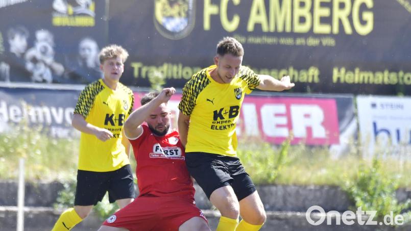 Ein kleiner Befreiungsschlag für Matthias Graf (rechts, Szene aus einem früheren Spiel) und den FC Amberg: am Freitagabend gelang den Ambergern ein 3:0-Auswärtssieg gegen Bad Kötzting. Archivbild: Hubert Ziegler