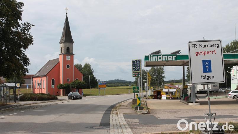 Ab der Abzweigung bei der Autobahnkirche wird die Kreisstraße NEW 50 bis zur Ausfahrt Zengerhof für drei Wochen gesperrt. Die Bauarbeiten beginnen am Montag, 24. August. Bild: Josef Pilfusek