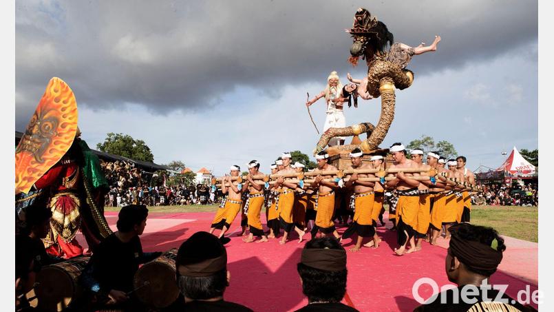 Am Vorabend des Feiertags Nyepi ziehen riesige Dämonenfiguren, sogenannte Ogoh-Ogoh, durch die Straßen. Dann wird es still. (Archivbild) Bild: Firdia Lisnawati/AP/dpa