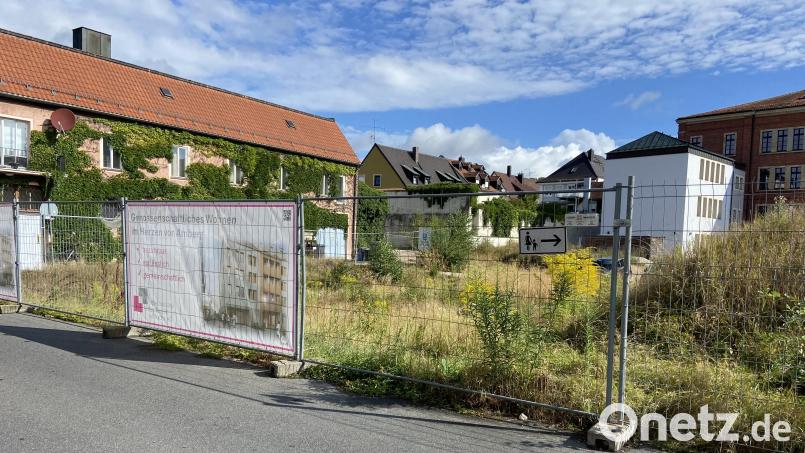 Die Banner hängen schon am Bauzaun, am 8. Oktober ist Spatenstich. Das Amberger Bürgerspital-Areal wird tatsächlich bebaut. Bild: Andreas Ascherl