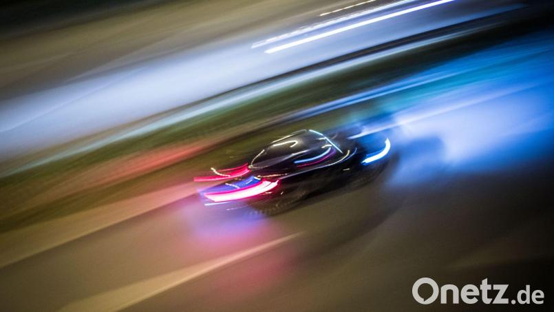 Autorennen sind auf öffentlichen Straßen verboten. Bei Vilseck wird gegen zwei Fahrer ermittelt. Symbolbild: Frank Rumpenhorst/dpa
