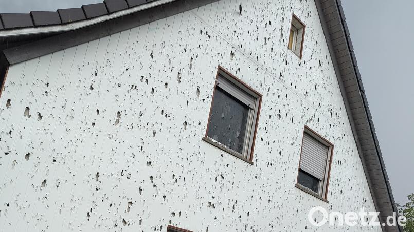 Die Hausfassade von Erich Hans in Steinberg am See ist völlig durchlöchert von den Einschlägen der Hagelkörner. Bild: Erich Hans