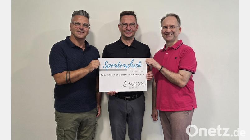 Andreas Hruschka, Stefan Weig von der Steuerkanzlei Weig und Partner und Stefan Bäumler freuen sich über die Spende in Höhe von 2.500 Euro an den gemeinnützigen Verein „Zusammen erreichen wir mehr e. V.“. Bild: Anna Schön