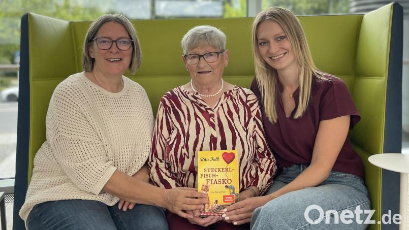 Susanne Messner, Hilde Hofmann und Lena Messner (von links) waren gemeinsam als Komparsinnen beim Dreh des neuen Eberhoferkrimis "Steckerlfischfiasko". Bild: Paulina Schmidt