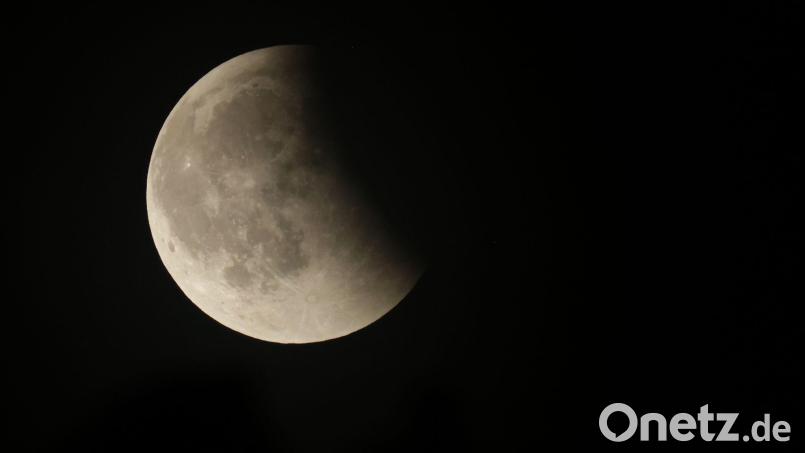Der Mond wird sich verfinstern. Archivbild: Thomas Warnack/dpa