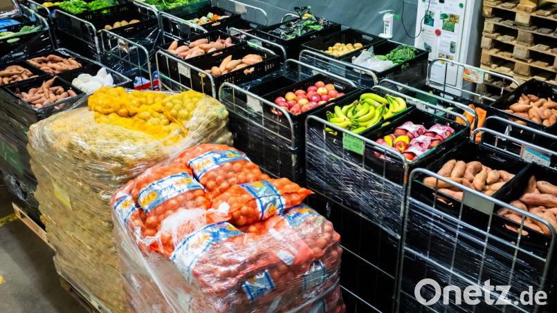 Keine Engpässe aber absehbar steigende Preise für Obst und Gemüse dürften laut Expertinnen die Folgen der diesjährigen heimischen Ernte sein. (Symbolbild) Bild: Christoph Soeder/dpa