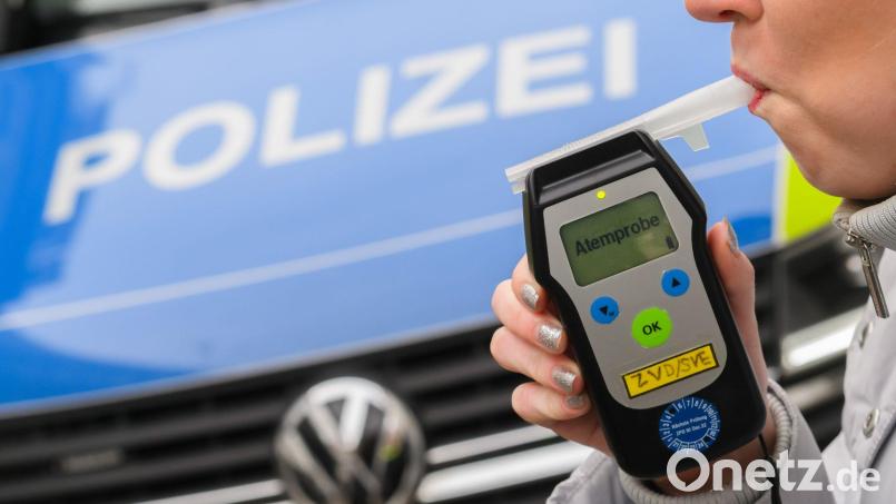 Die Polizei hat einen Lastwagenfahrer mit rund zwei Promille auf der Autobahn gestoppt. Symbolbild: Julian Stratenschulte/dpa