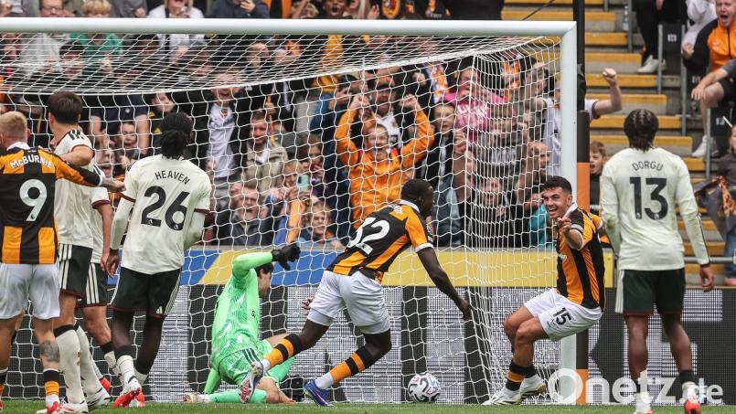 Nobel Mendy (M) von Hull City erzielt das 2:0 gegen Manchester United. Bild: Alfie Cosgrove/News Images via ZUMA Press Wire/dpa
