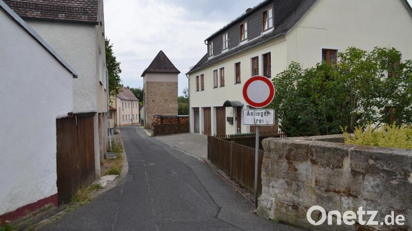 Der Weihergraben in Kemnath: Die Ortsstraße soll in voller Länge ausgebaut werden. Bild: Arnold Koch
